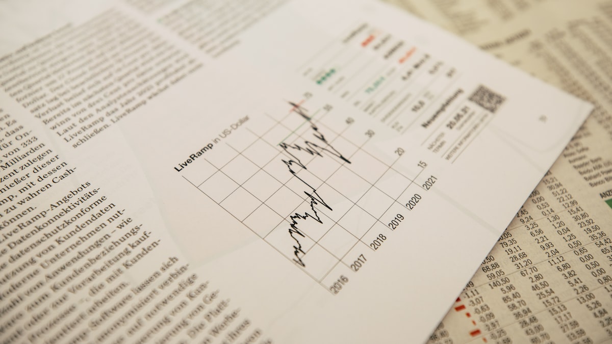 Documentos financeiros sendo analisados em investigação criminal