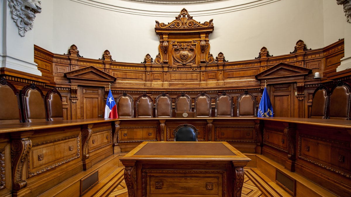 Sala de tribunal durante sessão de julgamento no Brasil