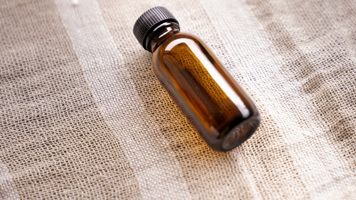 Frasco de óleo de cannabis medicinal com receita médica