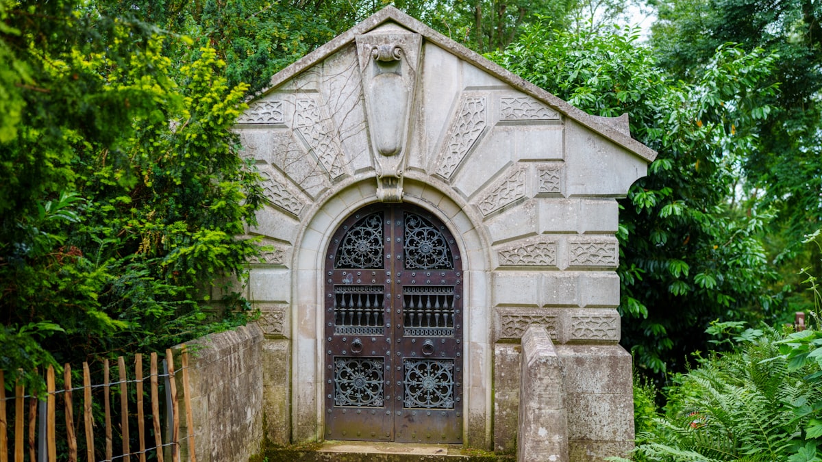 Portão de cemitério representando o dever de vigilância do local