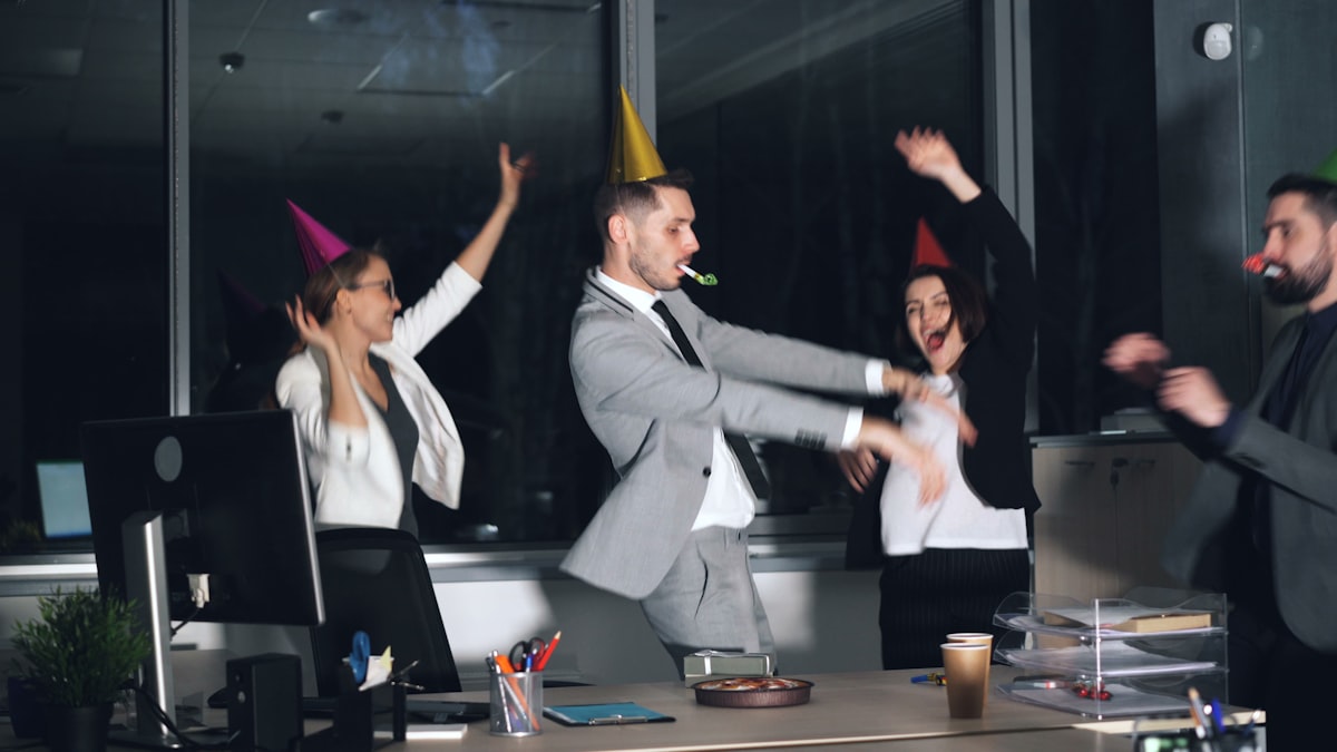 Colegas brindando em confraternização de empresa