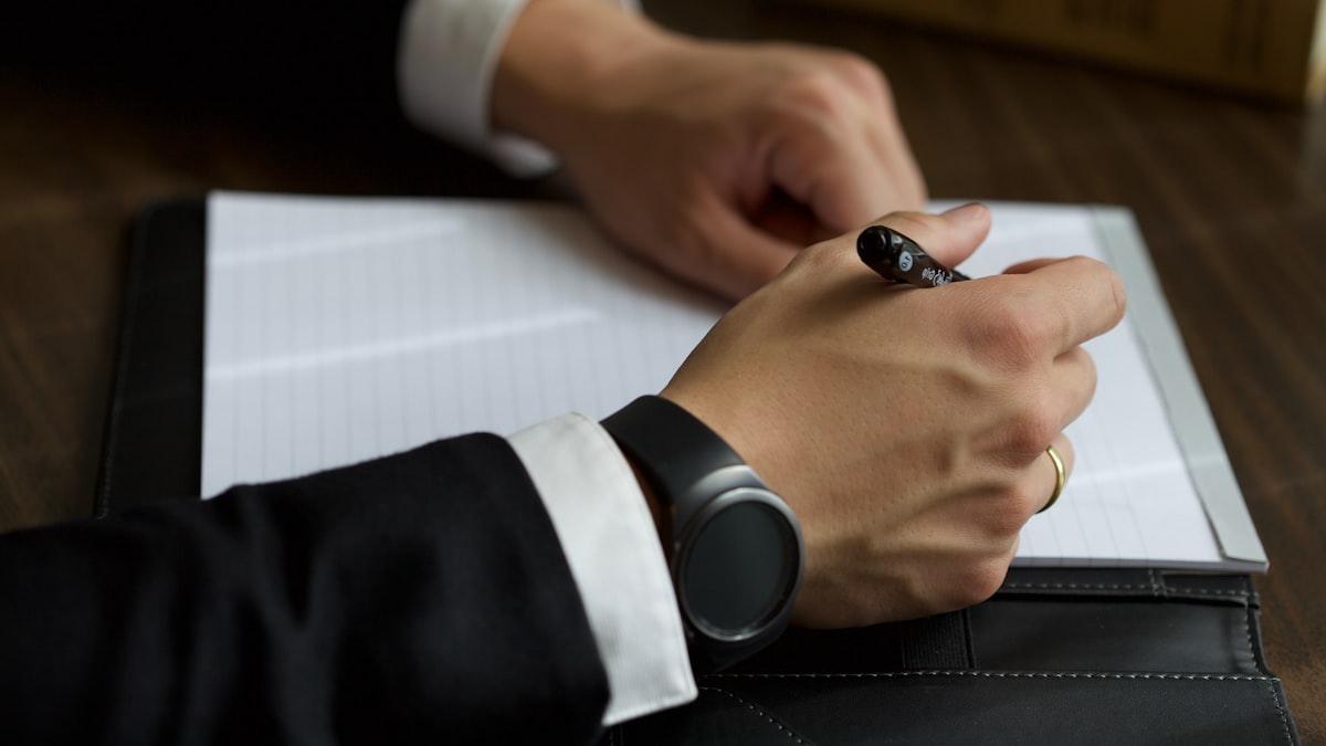 Advogado analisando jurisprudência e precedentes trabalhistas