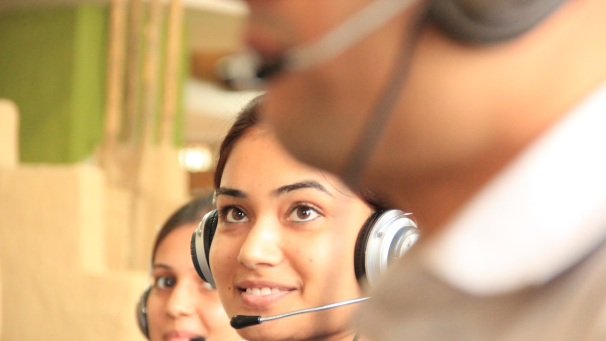 Consumidor ao telefone com atendimento para resolver entrega