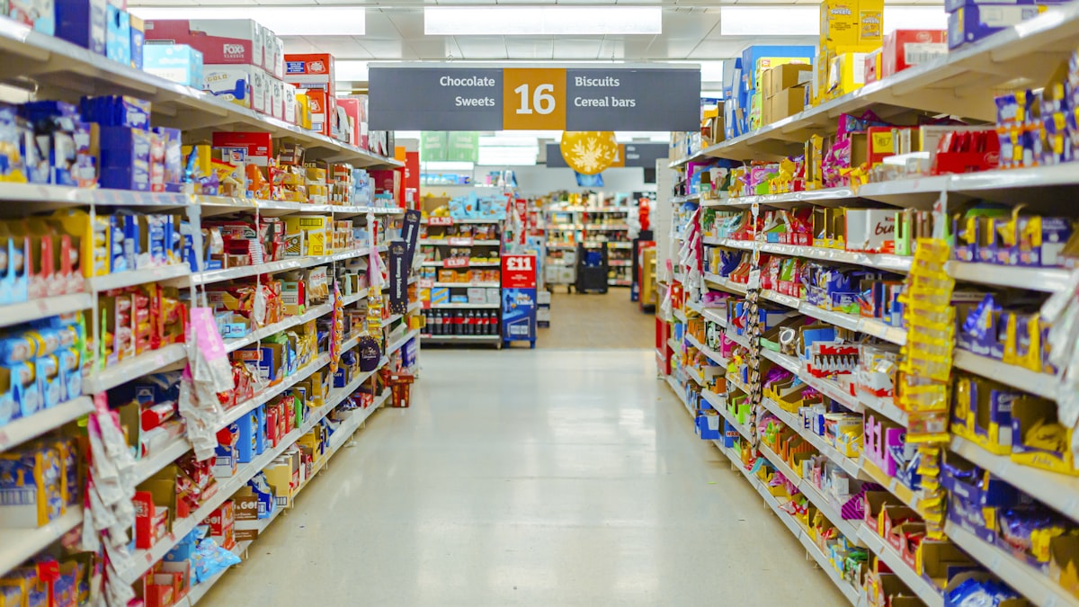 Gôndolas de supermercado com etiquetas de preço atualizadas