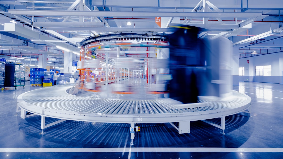 Linha de montagem industrial com produtos em fabricação