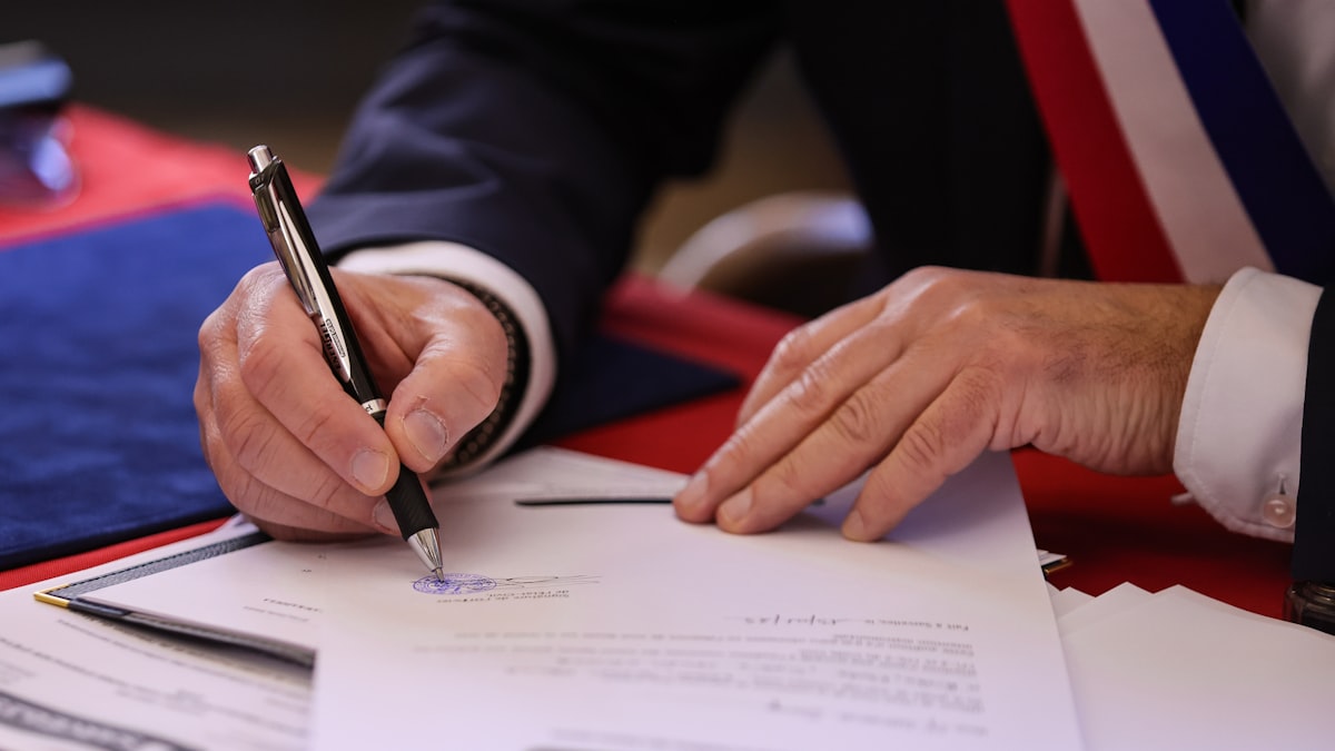 Tabelião assinando escritura com família presente
