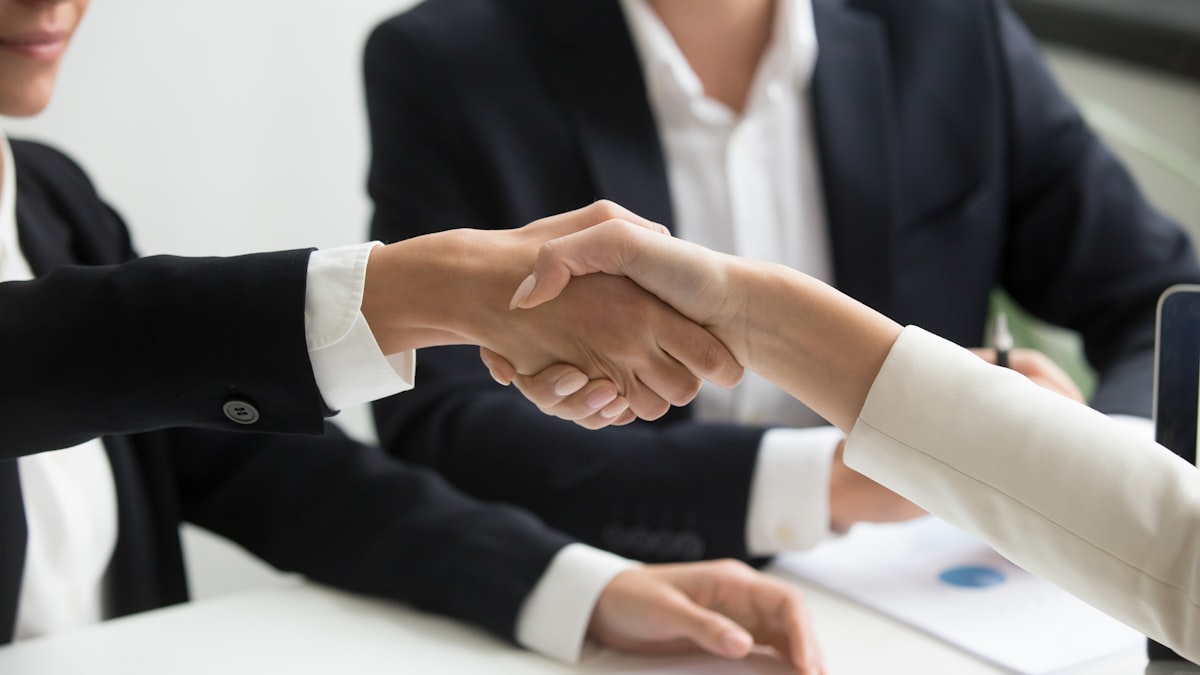 Cliente e advogado apertando as mãos após consulta jurídica