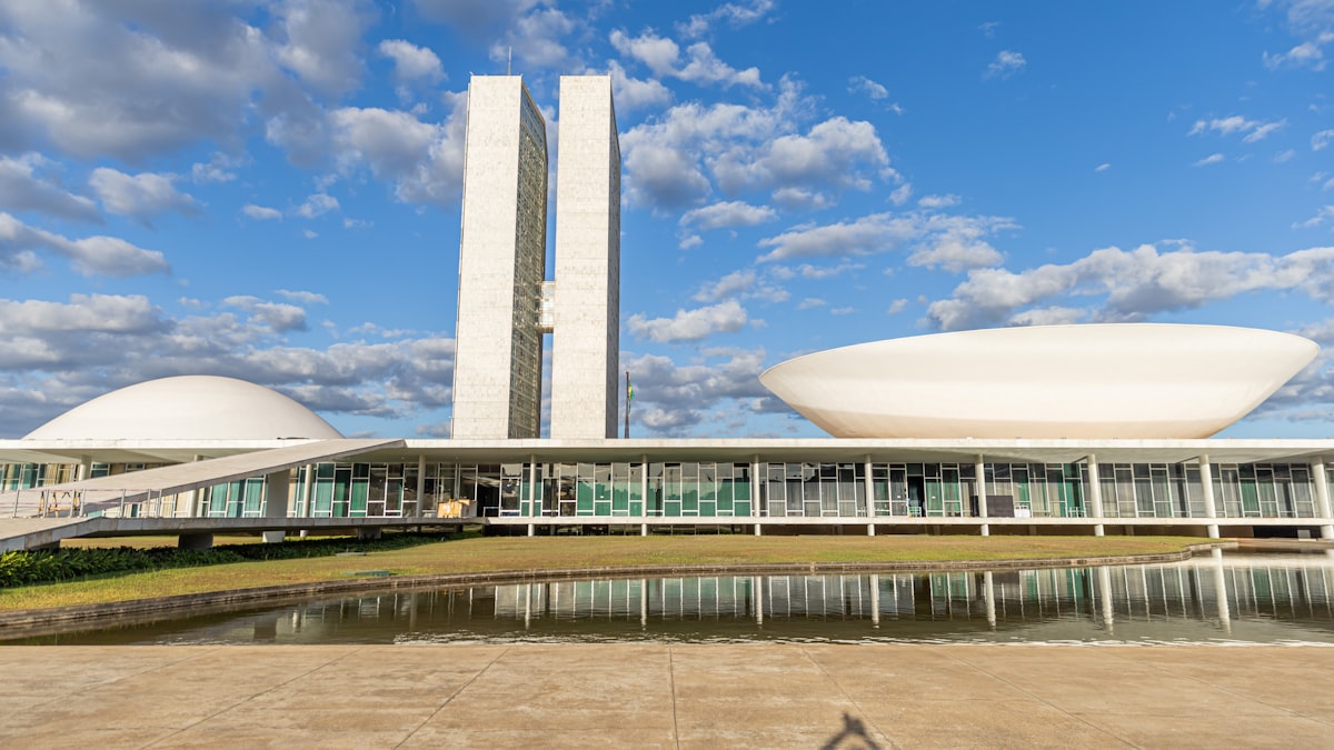 Fachada de fórum brasileiro com pessoas circulando na entrada