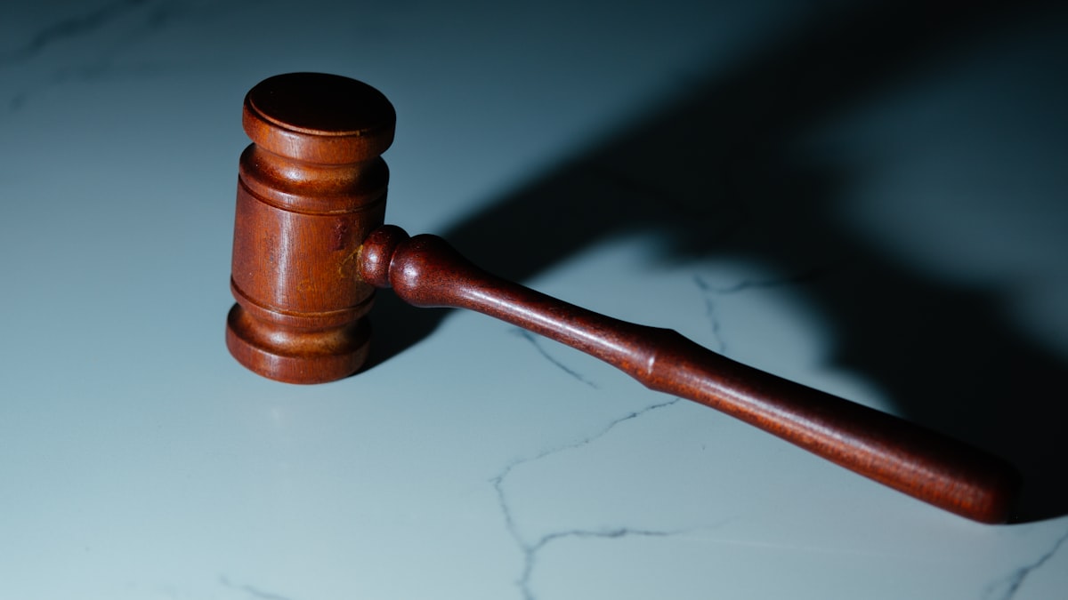 Advogado criminalista atendendo cliente em escritório com sigilo e estratégia penal