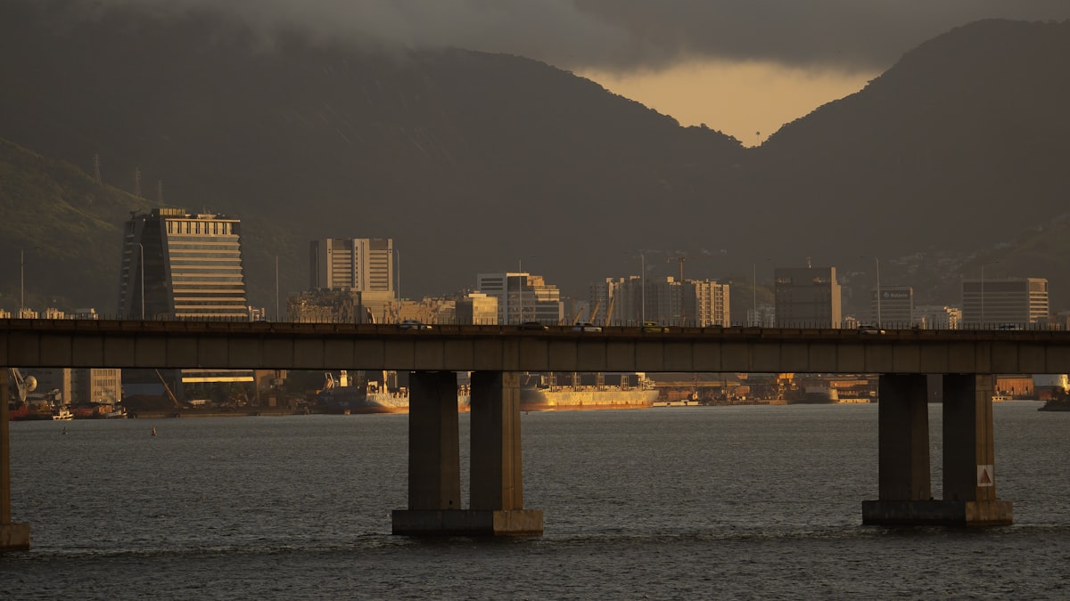 Vista da Zona Oeste do Rio com BRT e vias movimentadas