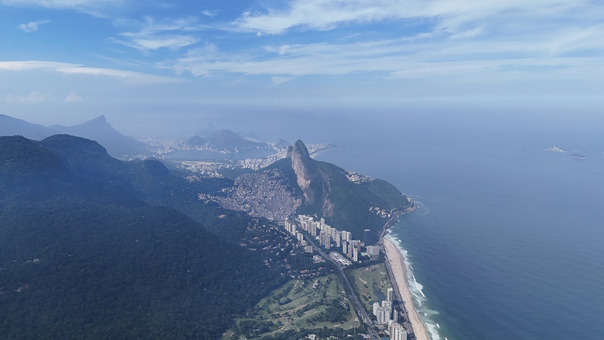 Vista da Praia da Barra e Avenida das Américas ao fundo
