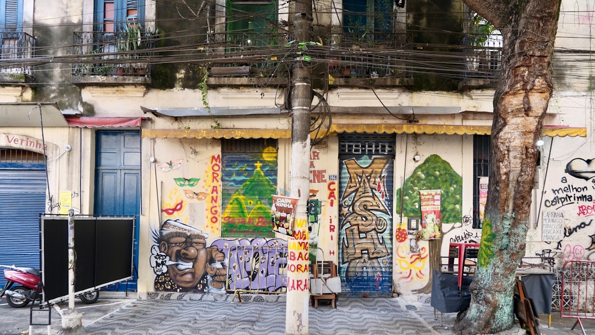 Vista de rua arborizada na Freguesia em Jacarepaguá, Zona Oeste