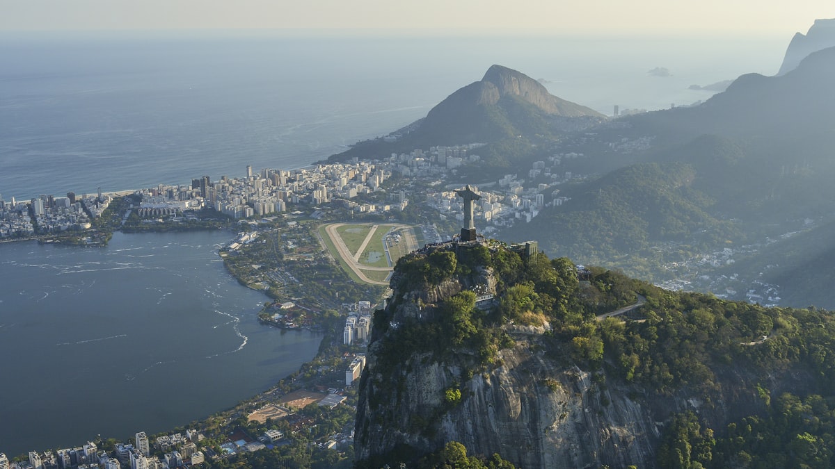 Vista da Barra da Tijuca e Zona Oeste no Rio de Janeiro