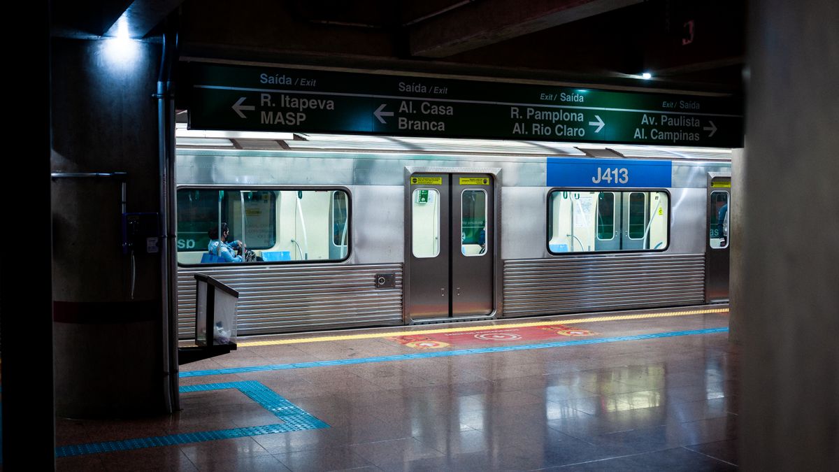 Estação BRT Taquara em Jacarepaguá com movimento de trabalhadores
