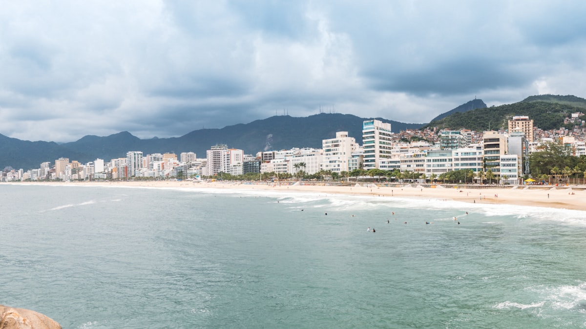 Vista da Barra da Tijuca e Zona Oeste no Rio de Janeiro