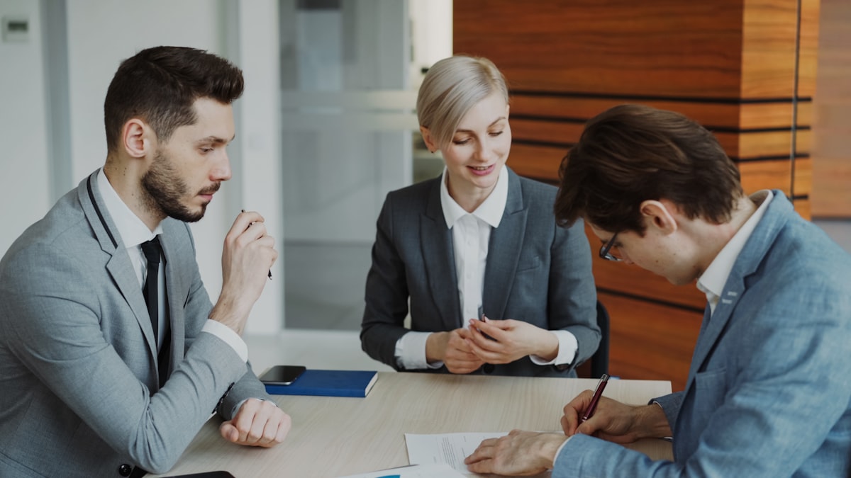 Advogado analisa documentos e explica direitos do consumidor