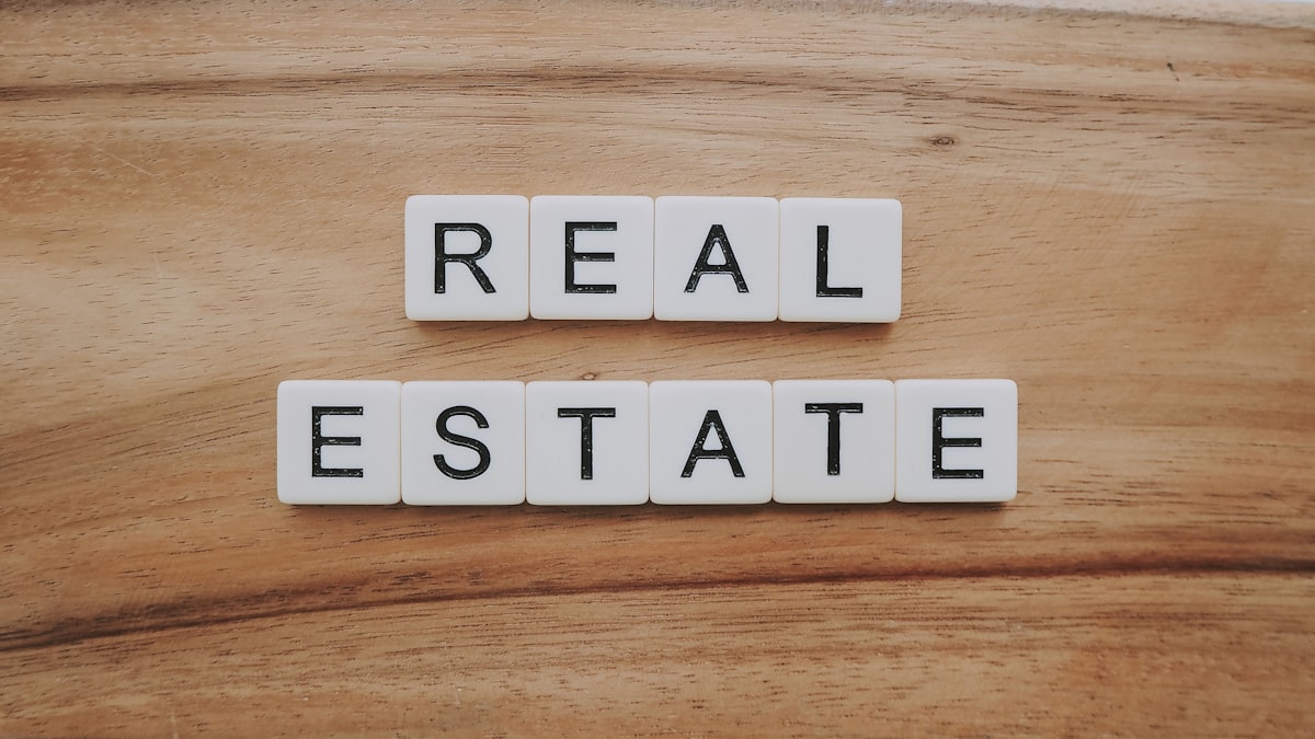 Advogada e cliente revisando contrato e matrícula de imóvel residencial