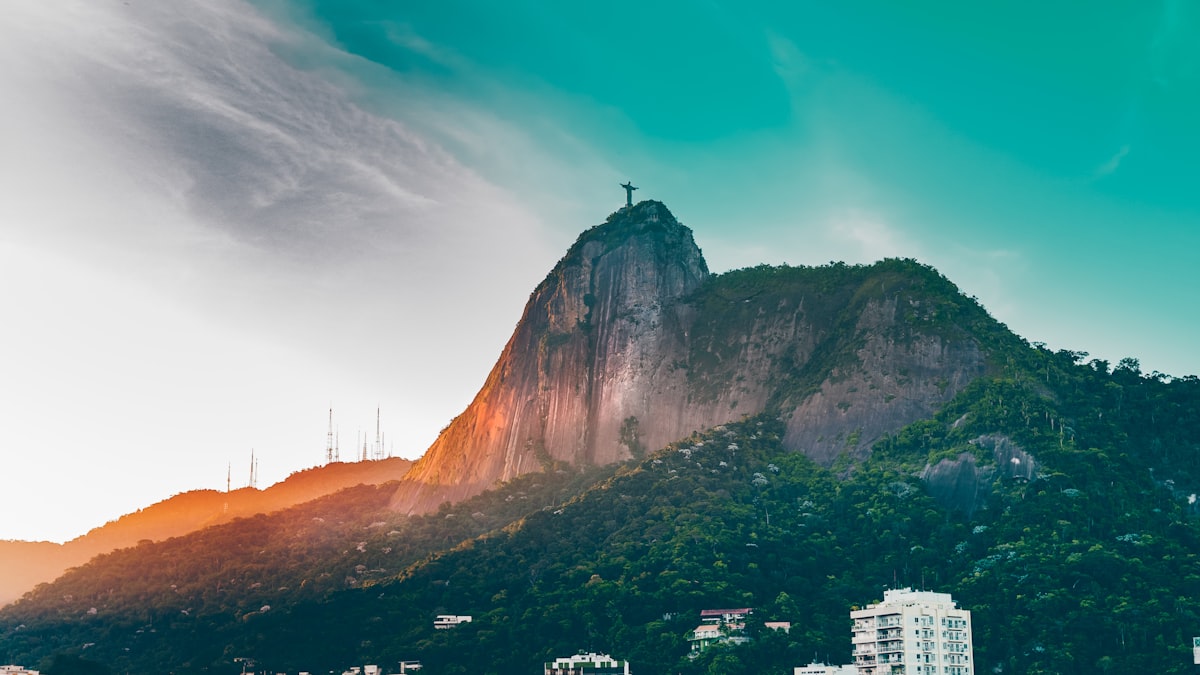 Fachada de prédio residencial moderno na Barra da Tijuca