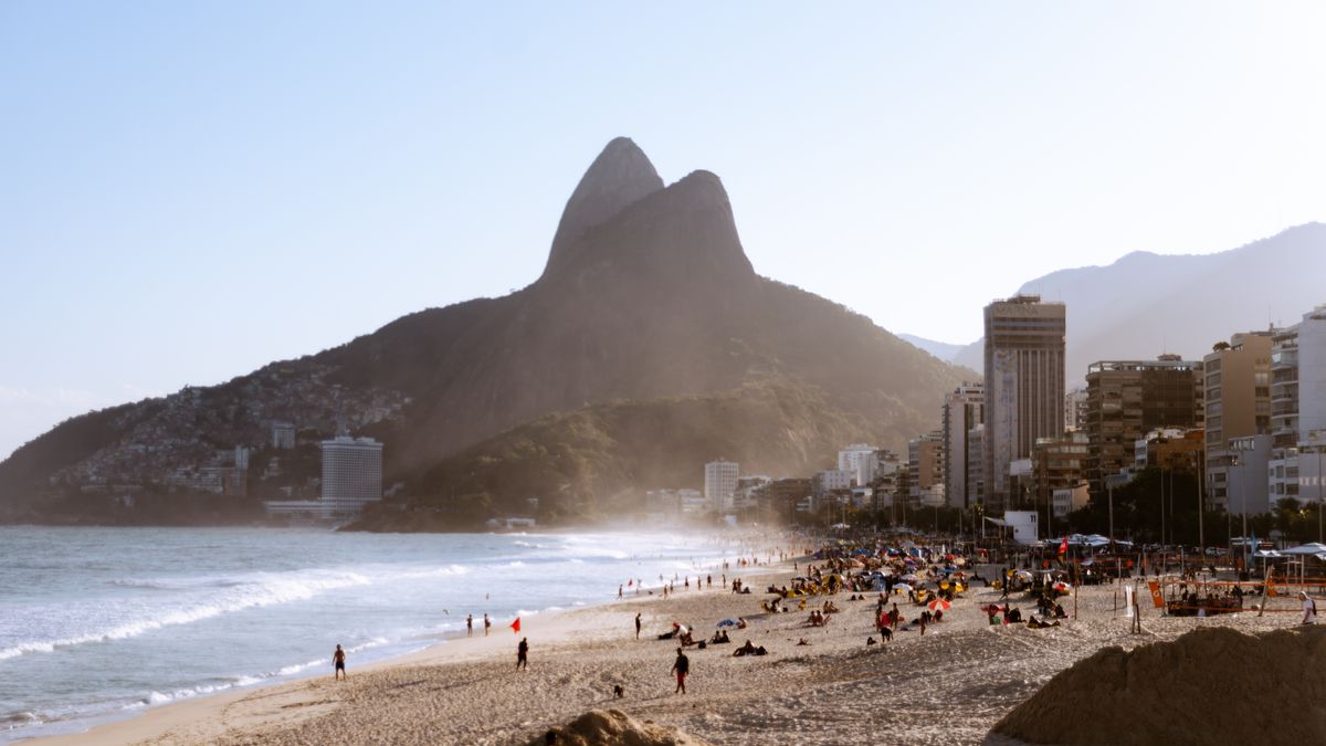 Vista urbana da Zona Oeste do Rio de Janeiro em dia claro