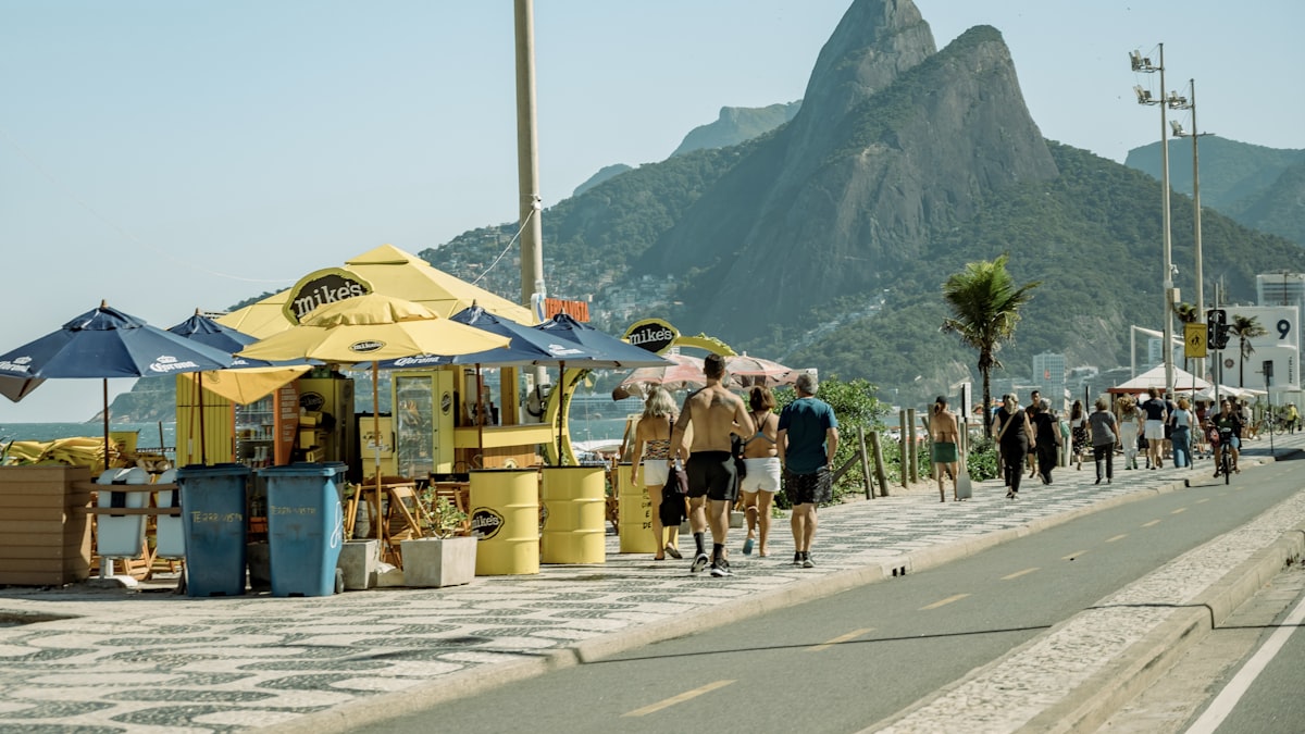 Rua arborizada em Vargem Grande com comércio local e residências