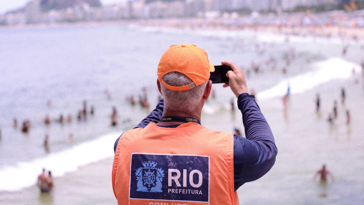 Advogado atendendo cliente em rua movimentada da Zona Oeste