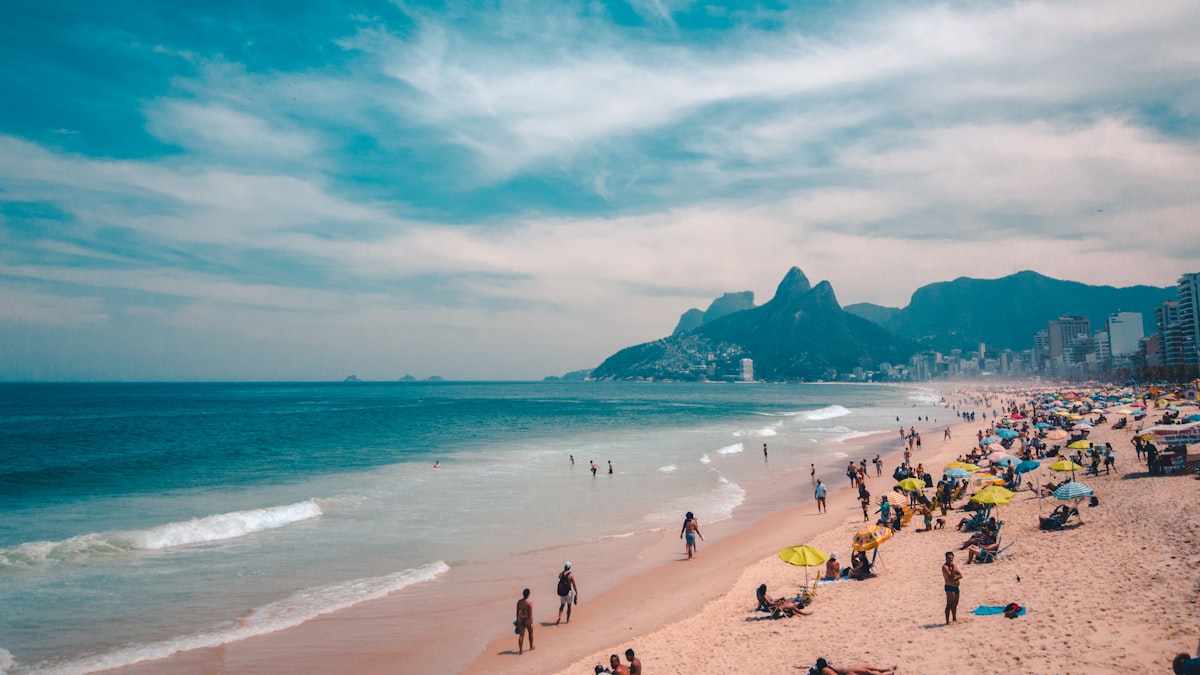 Advogado praça seca orientando cliente com mapas do Rio de Janeiro
