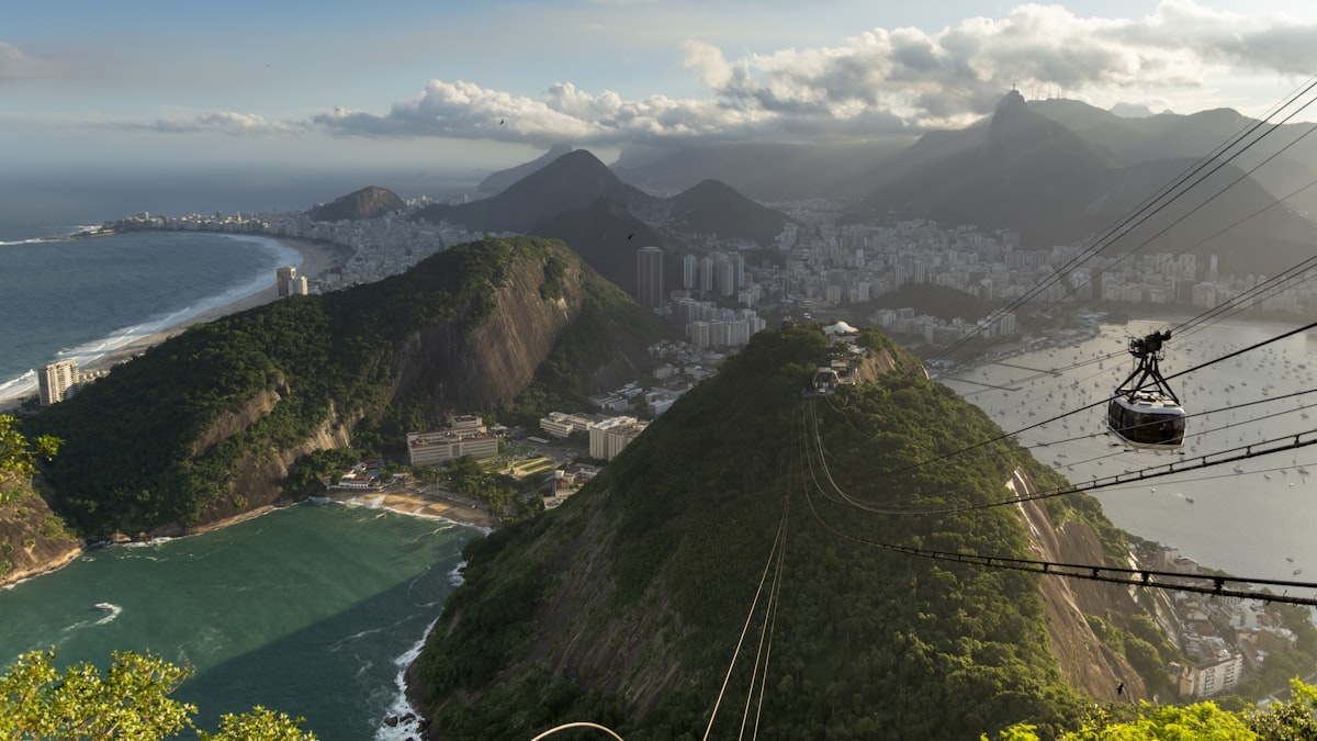 Vista aérea da Barra da Tijuca e pontos de referência locais
