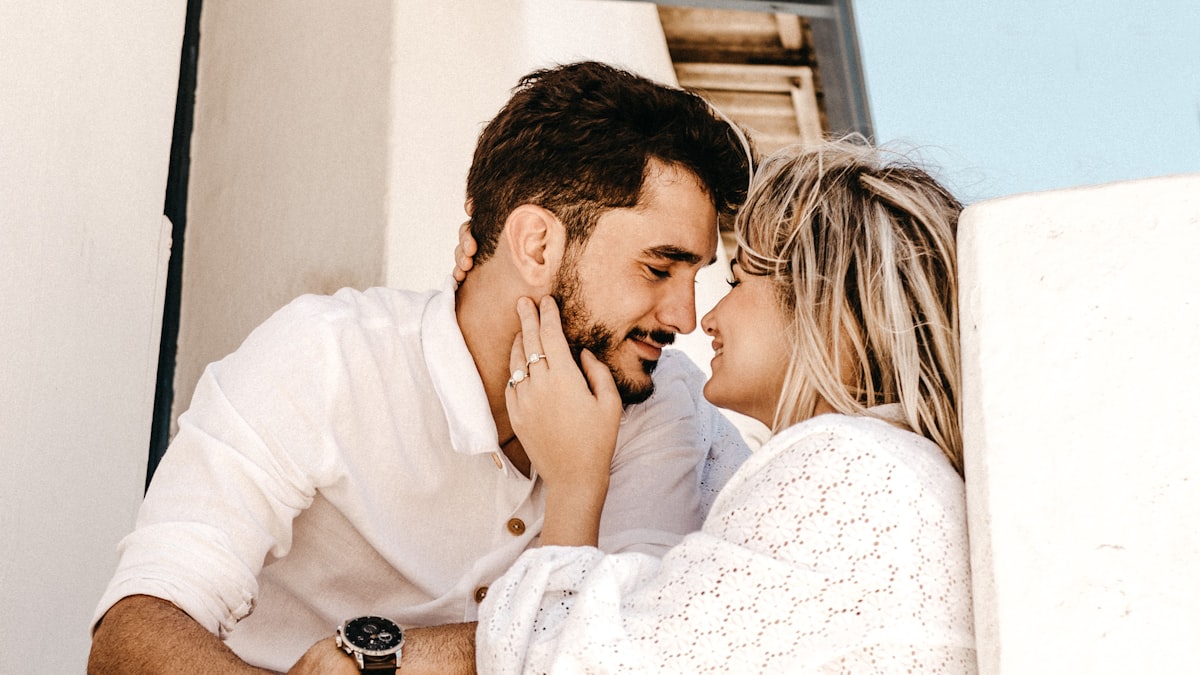Casal sorrindo em casa consultando advogada sobre união estável 2025 direitos regime bens
