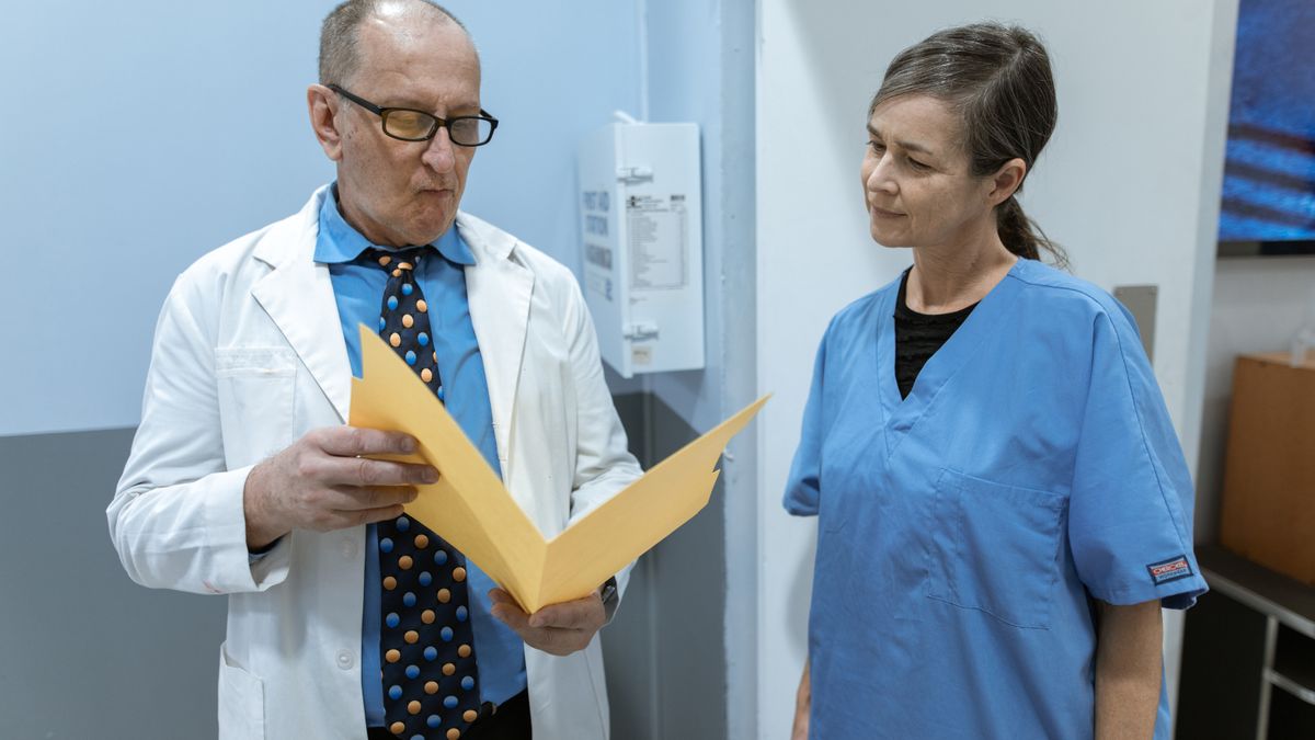 Prontuário médico aberto mostra ausência de indicação clínica para cesárea