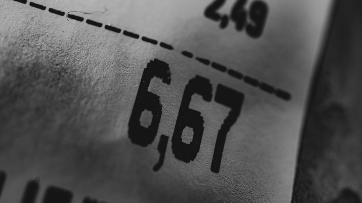 Close de nota fiscal com destaque para tributos e alíquotas visíveis