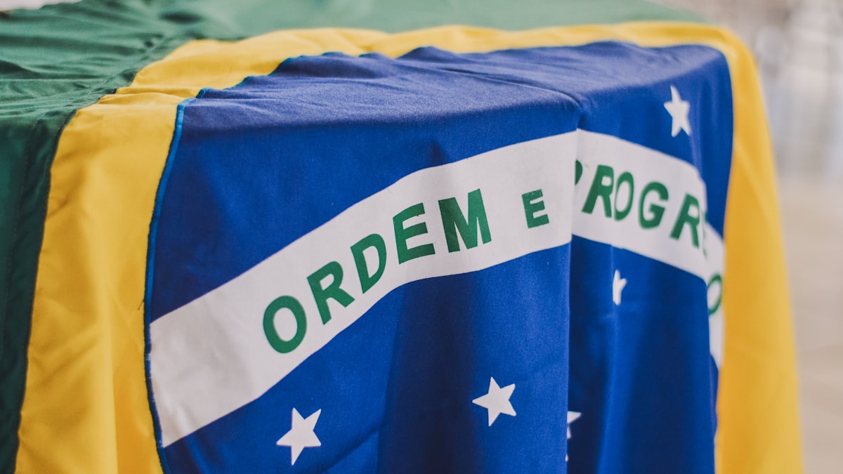Juiz em audiência com autos e computador no plenário