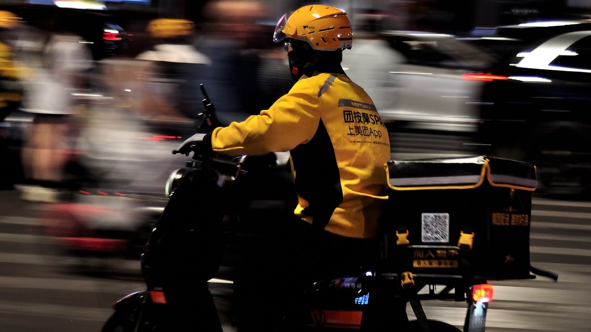 Motorista checando aplicativo, quando uberização cria subordinação real