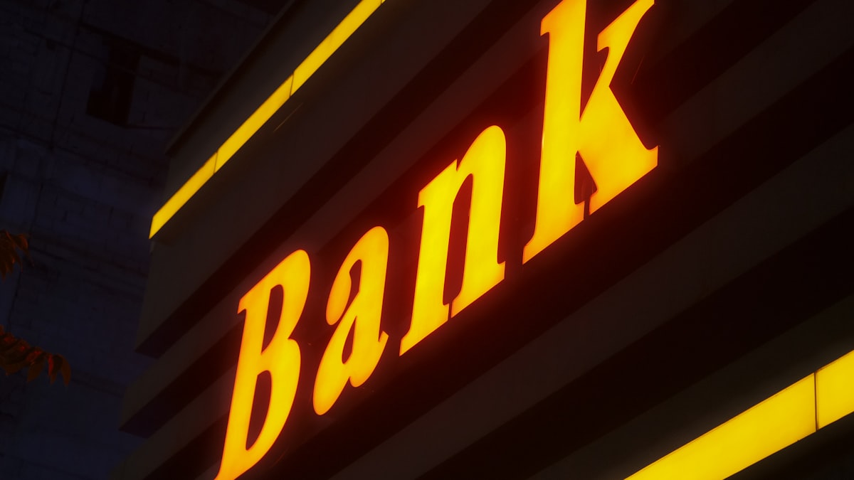 Gerente bancário explicando recusa de financiamento ao cliente