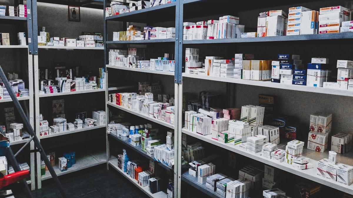 Prateleiras de farmácia com diversos medicamentos isentos de prescrição