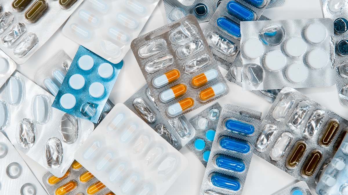 Aviso de alerta sobre falsificação de medicamento em embalagem