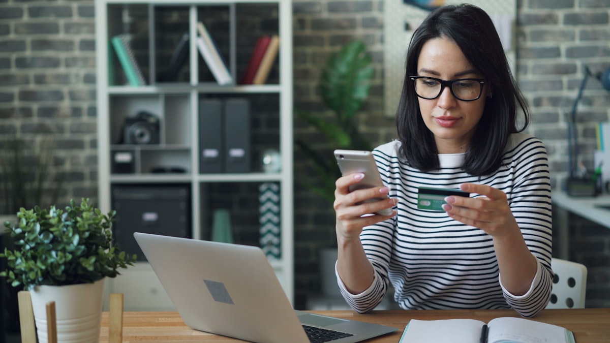 Consumidor consulta cadastro de inadimplentes e solicita atualização de dados