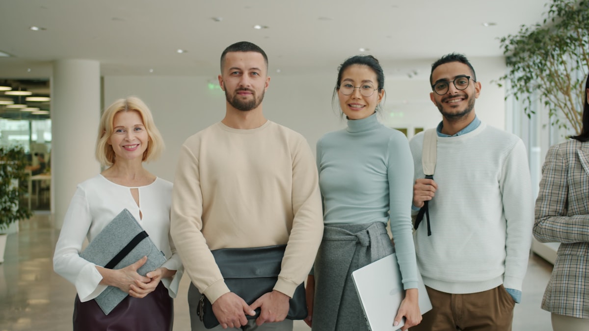 Equipe de compliance revisa políticas de dados e processos de notificação prévia