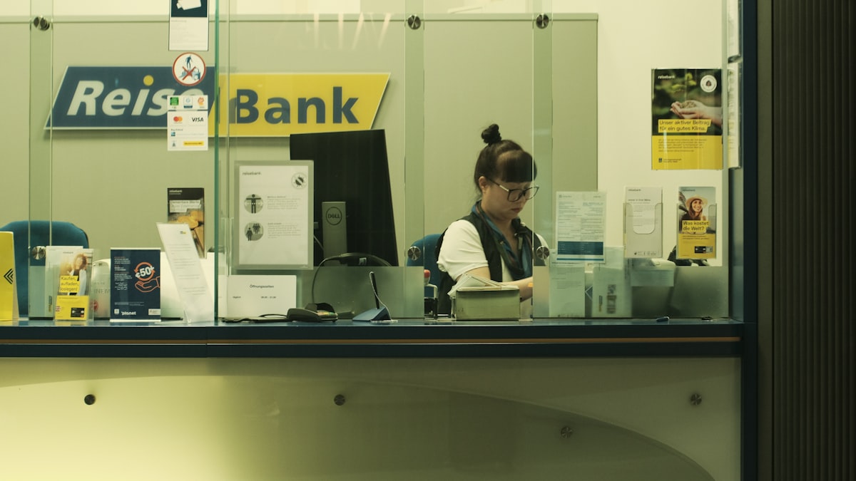 Pessoa em atendimento bancário analisando relatório detalhado de crédito pessoal