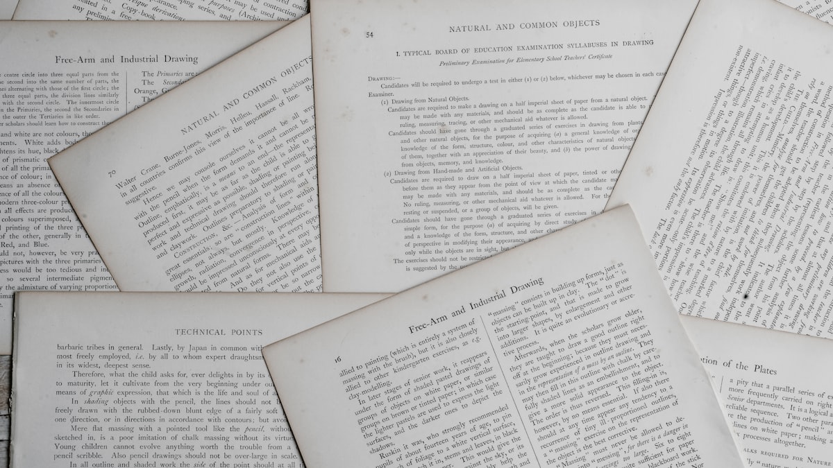 Documentos jurídicos e laptop abertos em pesquisa de precedentes