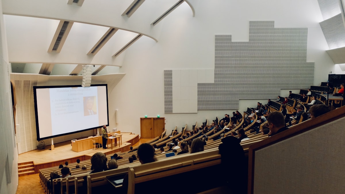 Professor em sala de aula explicando princípios do processo penal
