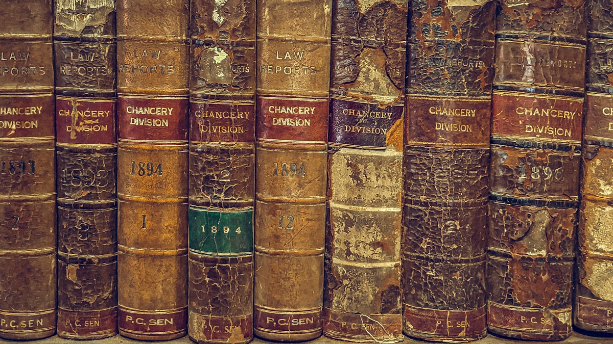 Estante com livros de direito penal e processual em destaque