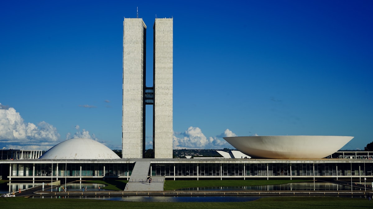 Sala de audiência com juiz, defesa e acusação no Brasil