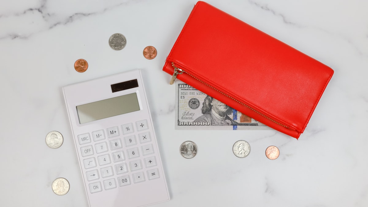 Casal e filha revisando orçamento doméstico com planilha e notas