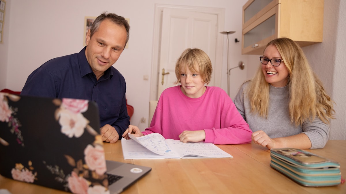 Pais analisando documentos de escola e comprovantes de saúde do filho