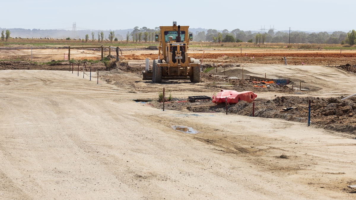 Engenheiros analisando drenagem de canteiro de obras após temporal
