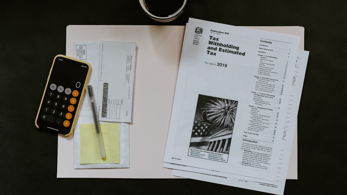 Dois advogados analisando documentos tributários em reunião