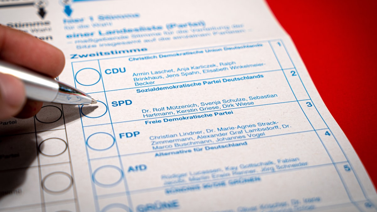 Profissional marcando checklist de conformidade tributária e consumerista