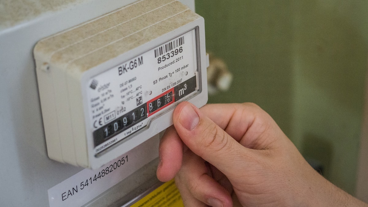 Consumidor analisando conta de água e esgoto em mesa de trabalho