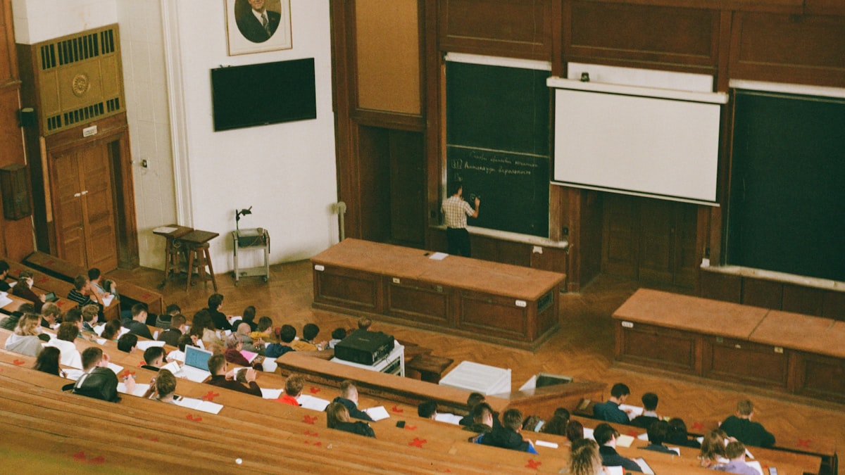 Auditório universitário com professora de Direito abordando fundamentos civis