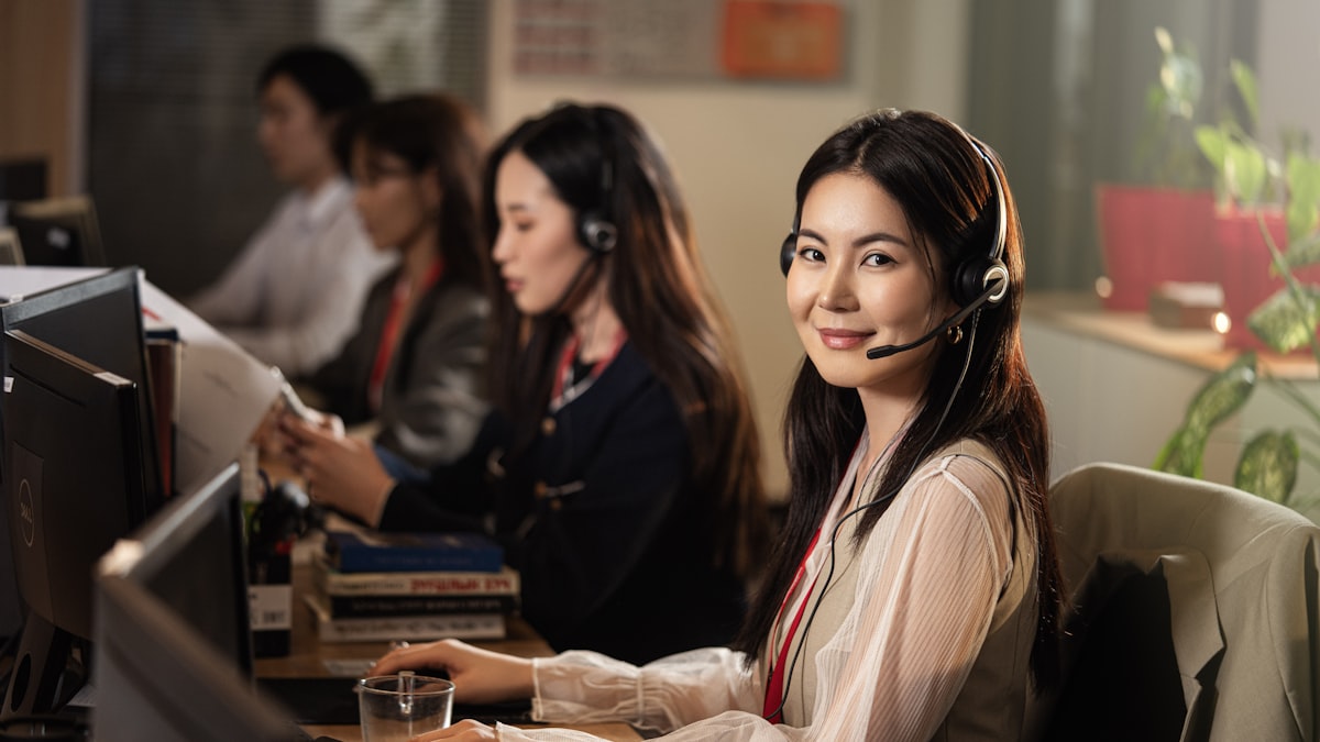 Operadores em central de ligações usando headsets em estações modernas